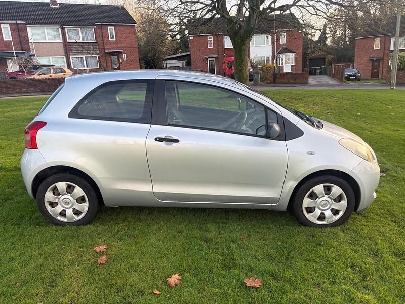 Used Toyota Yaris 67 HP (49 kW) 2006 Silver Hatchback