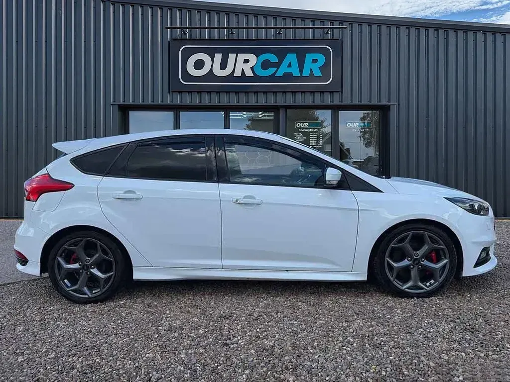 Used Ford Focus ST 185 HP (136 kW) 2018 White Hatchback