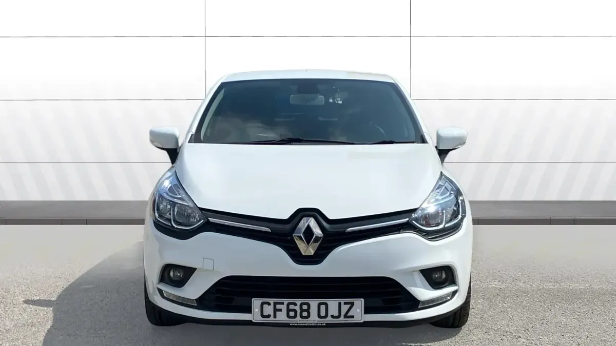 Used Renault Clio Iconic 90 HP (66 kW) 2018 White Hatchback