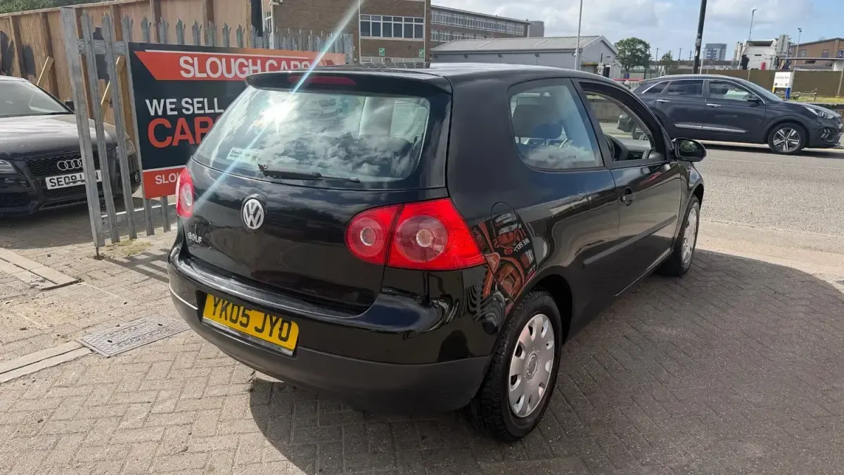 Begagnad VW Golf IV S 2005 Svart Halvkombi