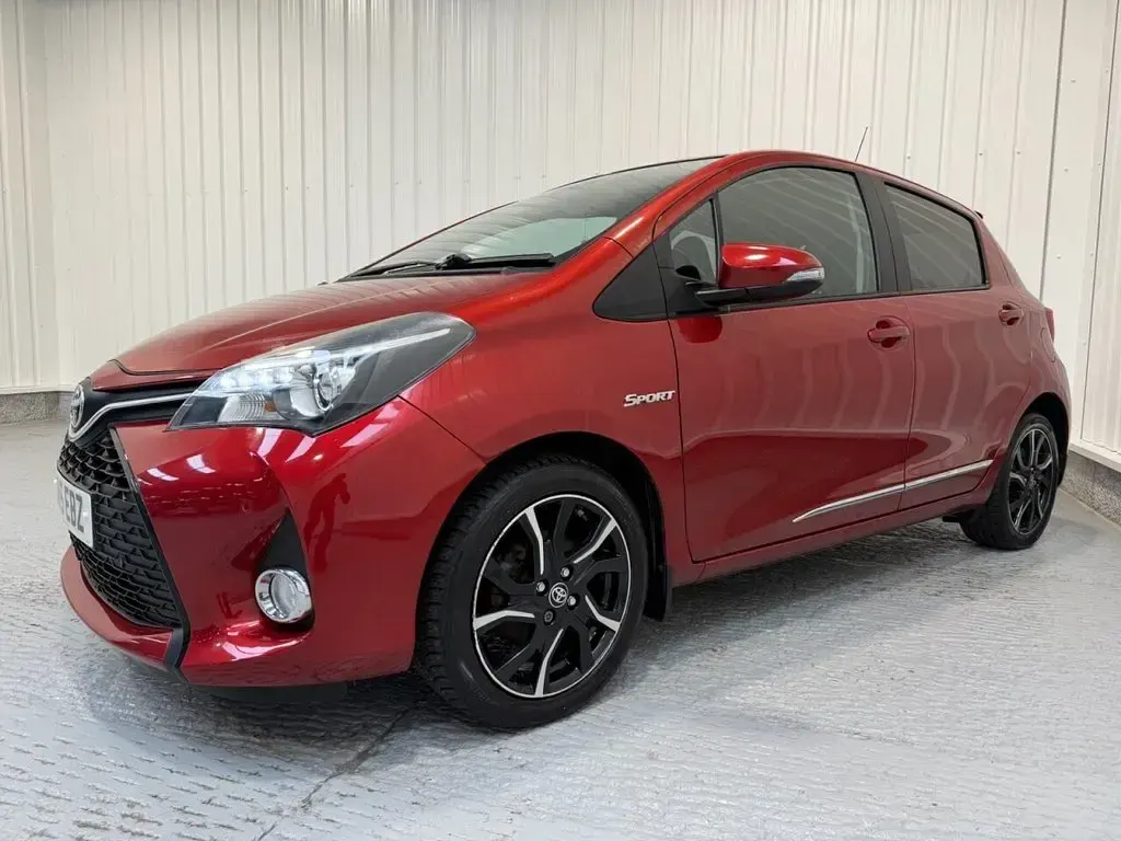 Used Toyota Yaris Sport 99 HP (72 kW) 2015 Red Hatchback