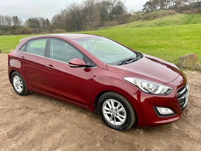 Used Hyundai i30 SE 110 HP (80 kW) 2016 Red Hatchback