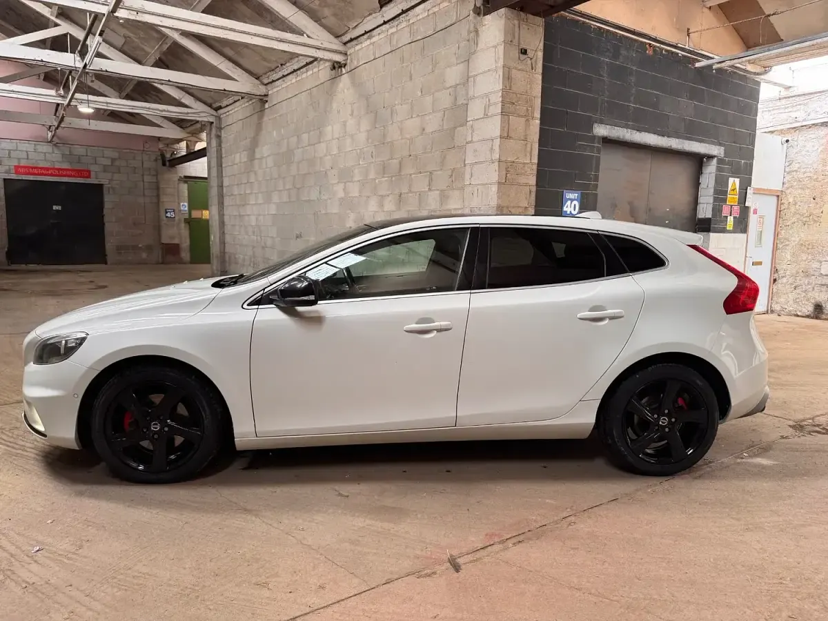 Used Volvo V40 R-Design 115 HP (84 kW) 2014 White Hatchback