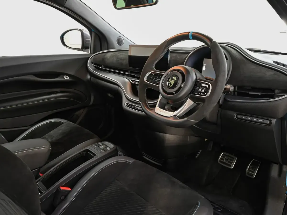 Begagnad Abarth 500e Scorpionissima 114 kW (155 HK) 2024 Halvkombi
