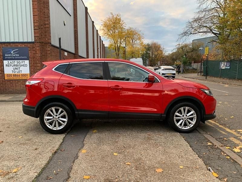Used Nissan Qashqai Acenta Premium 115 HP (84 kW) 2015 Red SUV