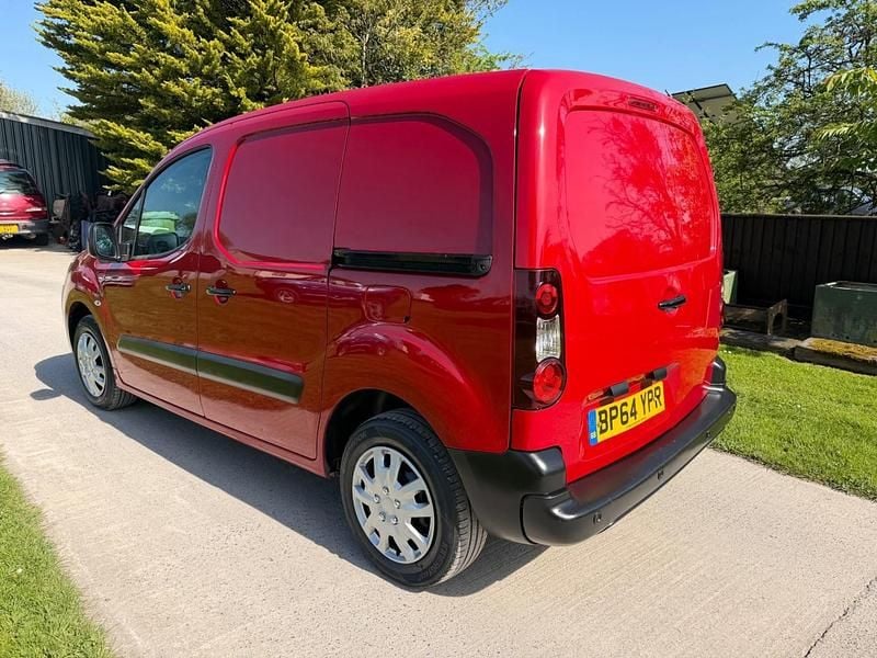 Used Citroën Berlingo 75 HP (55 kW) 2015 Red MPV