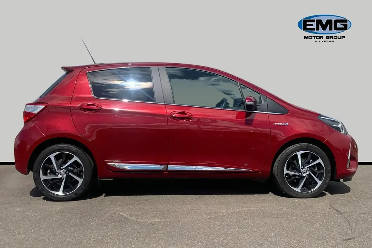 Used Toyota Yaris 100 HP (73 kW) 2019 Red Hatchback