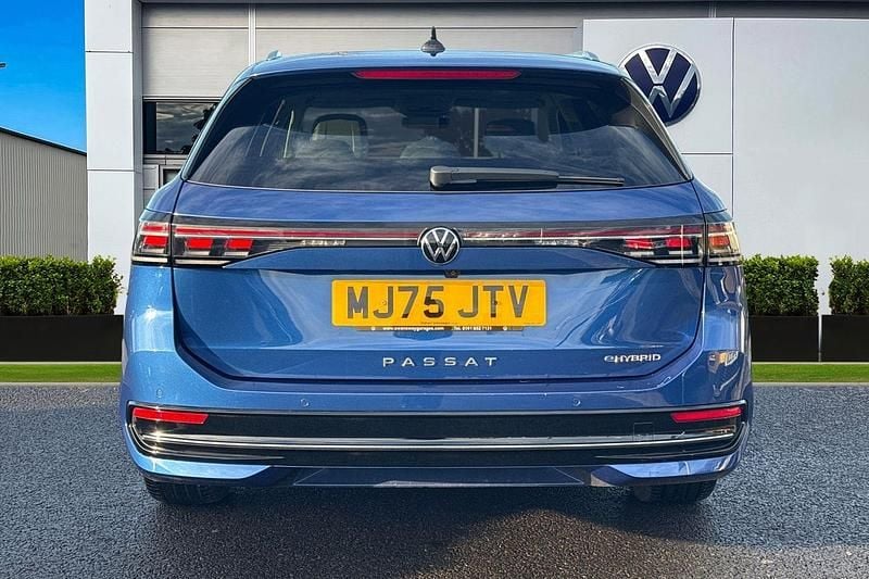 Used VW Passat Elegance 272 HP (200 kW) 2025 Blue Estate