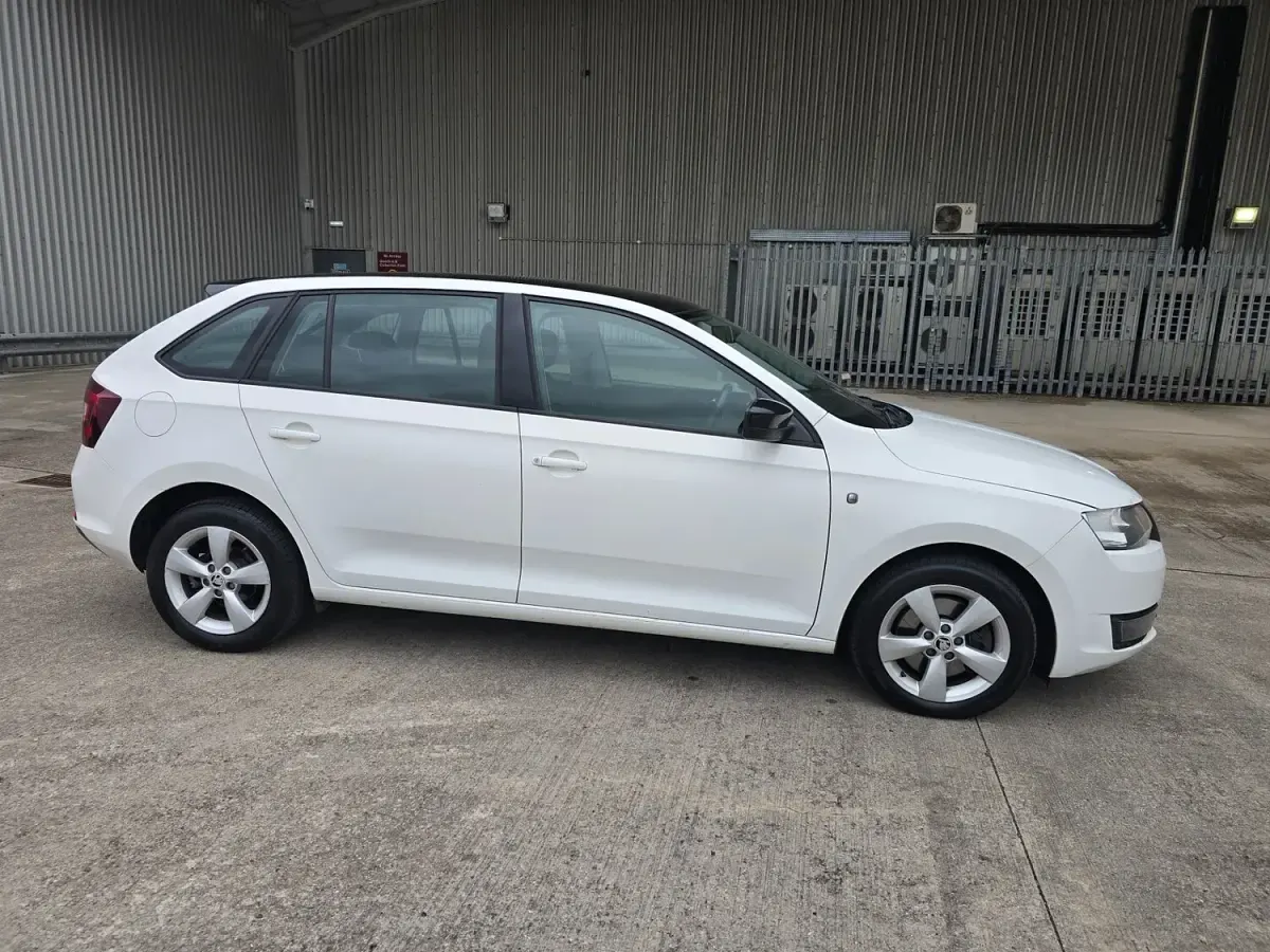 Used Skoda Rapid SE 2014 White Hatchback