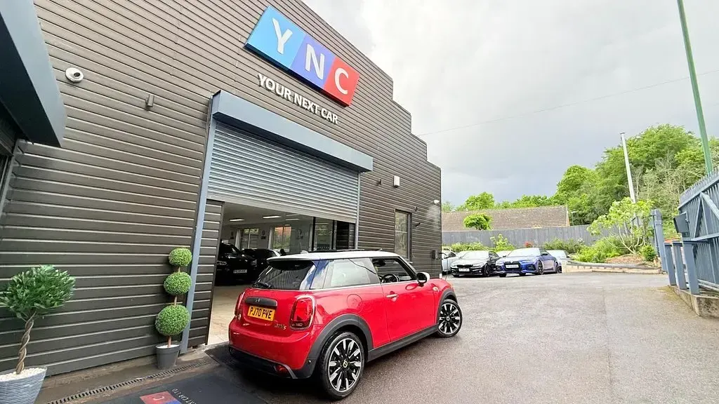 Used Mini Cooper SE Hatch 135 kW (184 HP) 2020 Red Hatchback