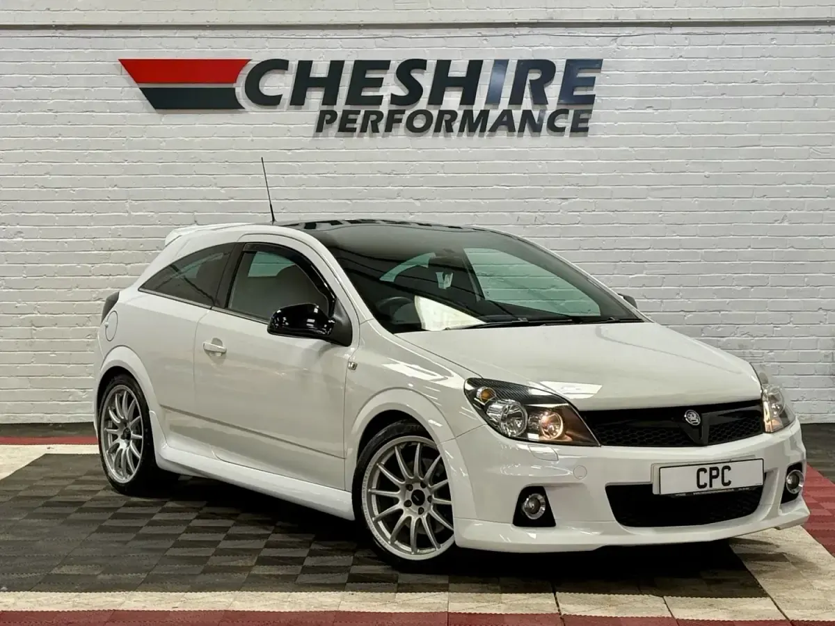 Second-hand Vauxhall Astra Edition 270 CP (198 kW) 2010 Alb Hatchback