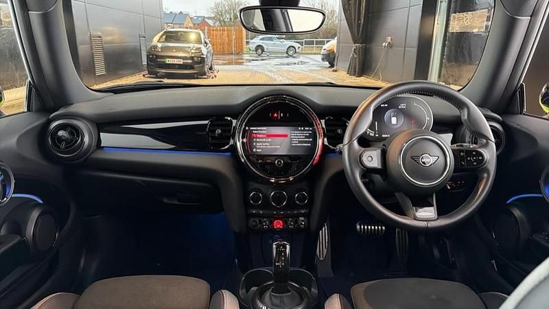 Used Mini Cooper Hatch 134 HP (98 kW) 2023 Yellow Hatchback