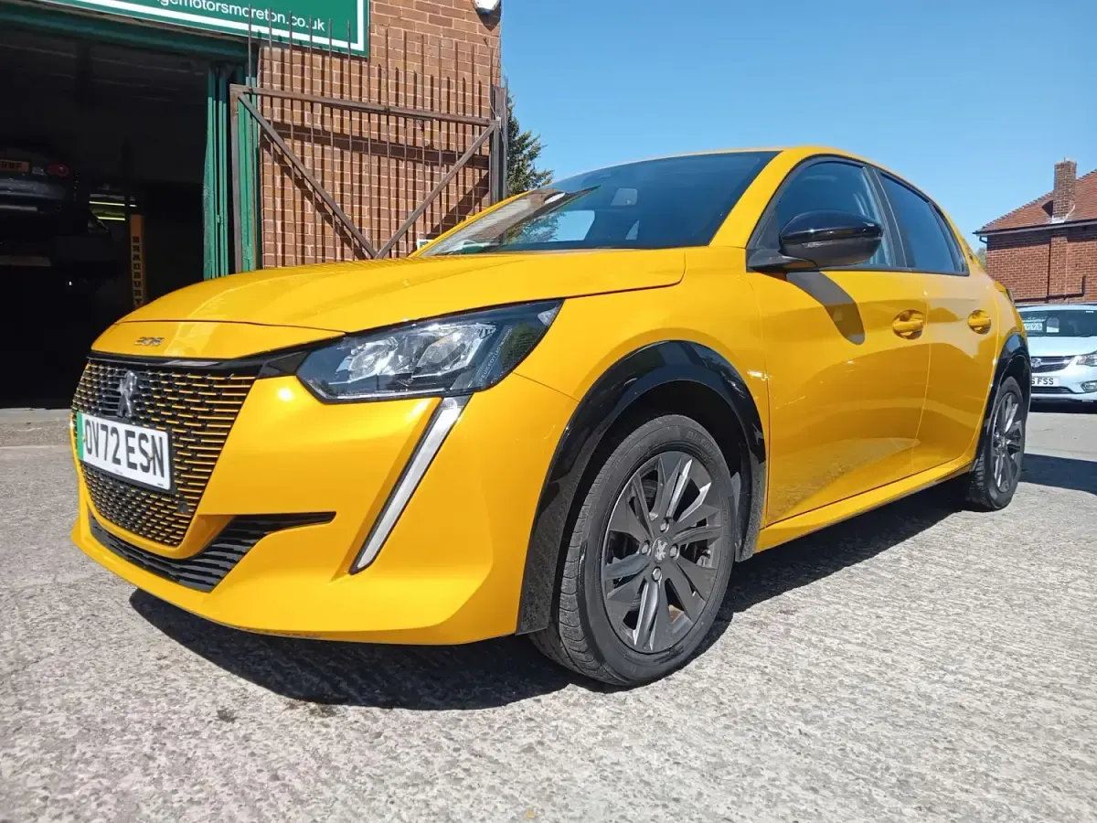 Second-hand Peugeot e-208 Active+ 100 kW (136 CP) 2022 Galben Hatchback