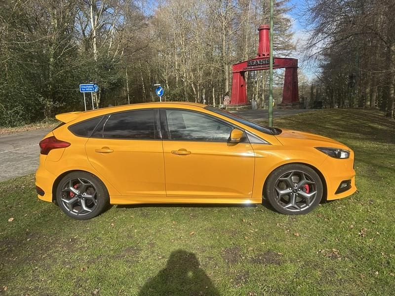 Używany Ford Focus ST 2017 Żółty Hatchback