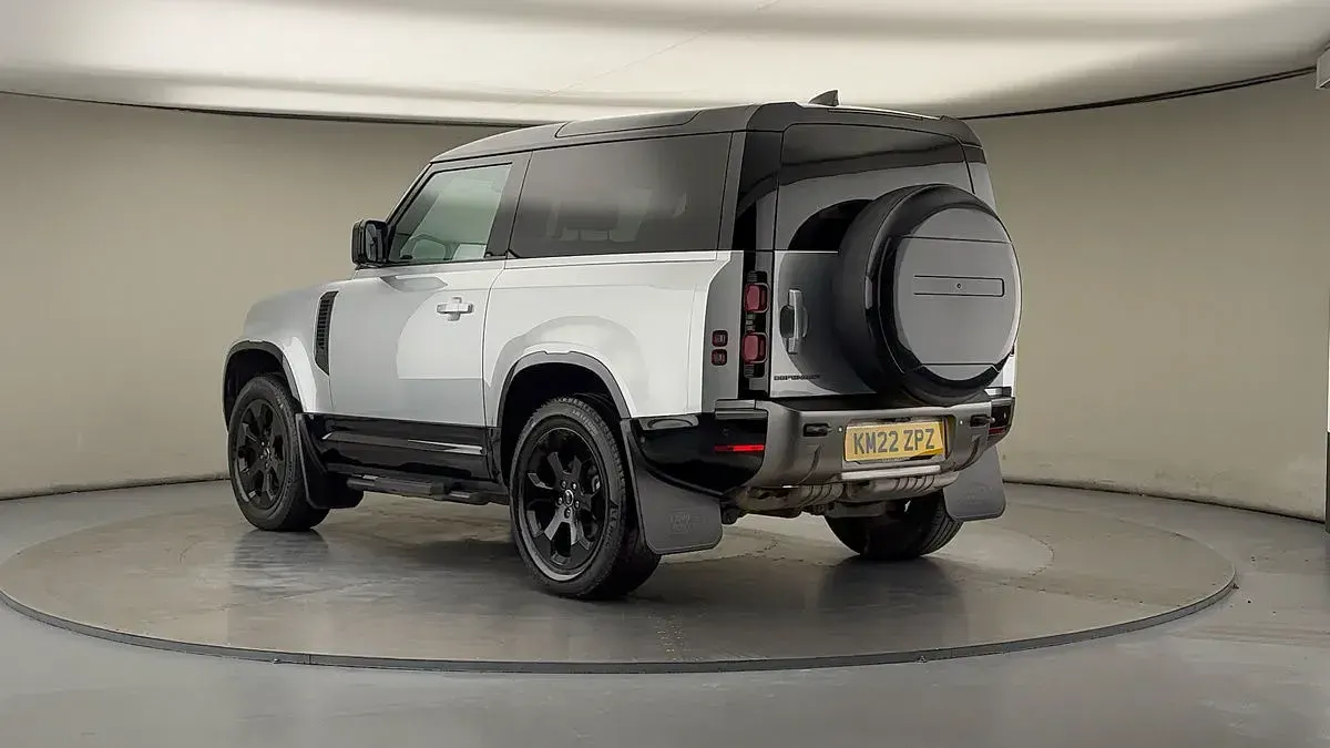 Used Land Rover Defender SE Dynamic 250 HP (183 kW) 2022 Hakuba silver SUV