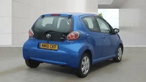 Used Toyota Aygo 68 HP (50 kW) 2010 Blue Hatchback