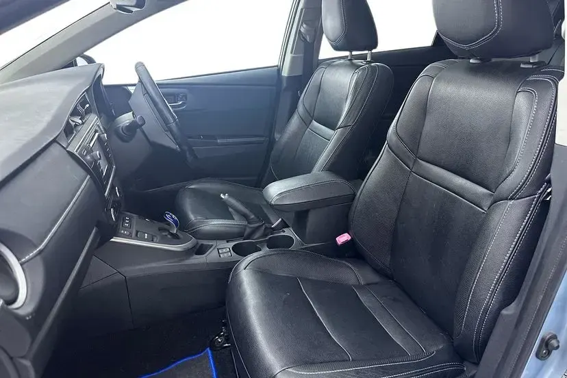 Used Toyota Auris Hybrid 136 HP (100 kW) 2014 Island blue Hatchback
