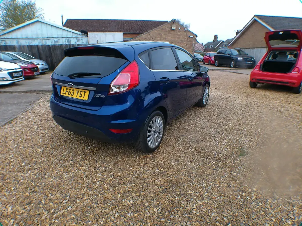 Używany Ford Fiesta Titanium 105 KM (77 kW) 2013 Niebieski Hatchback
