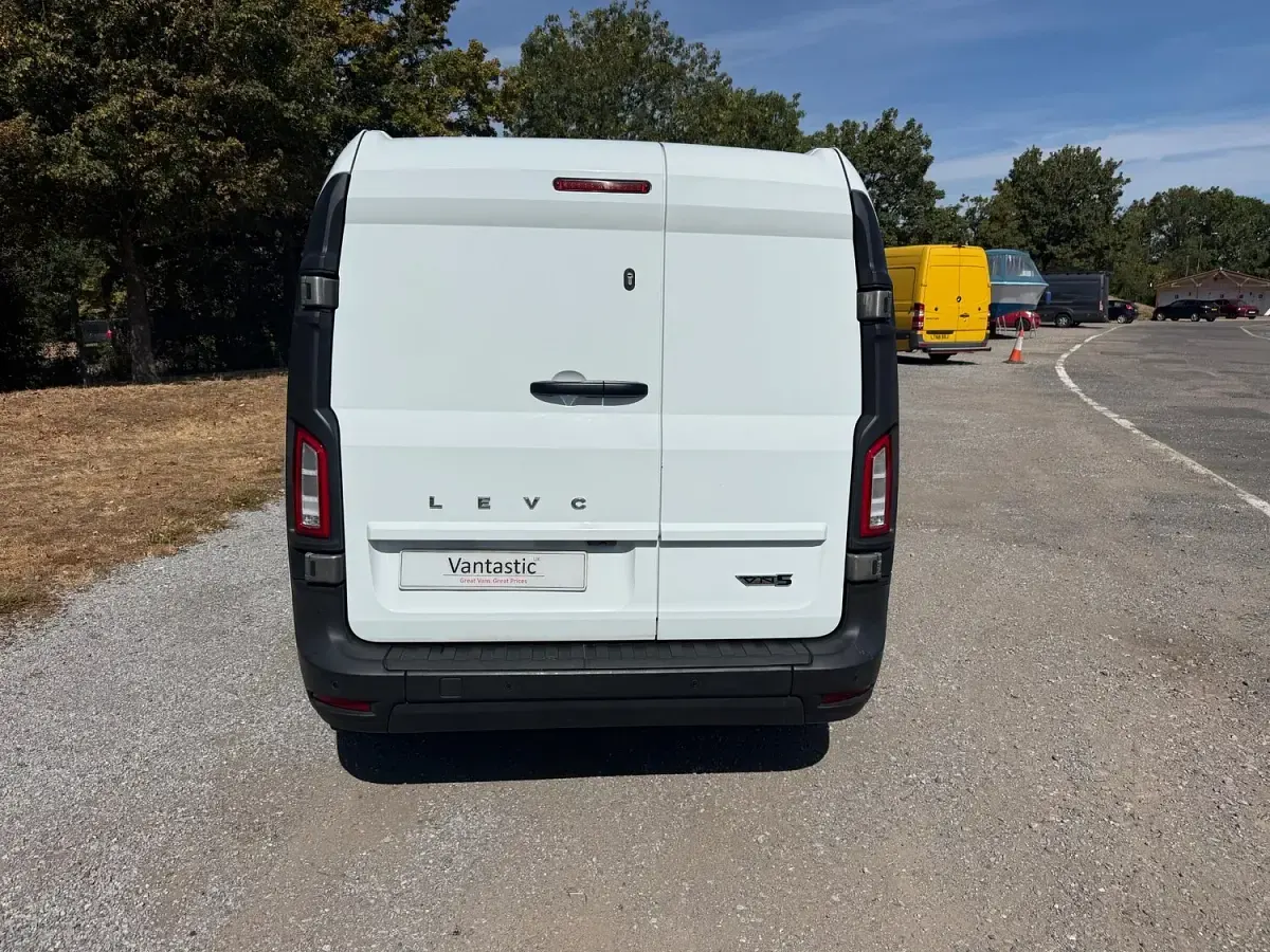 Used LEVC VN5 City 150 HP (110 kW) 2022 White MPV