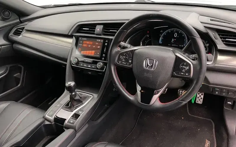 Used Honda Civic Dynamic 126 HP (92 kW) 2019 White Hatchback