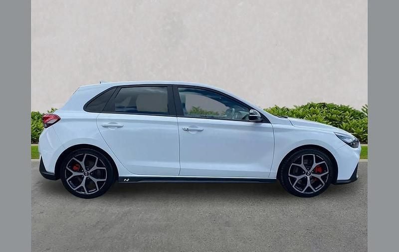 Used Hyundai i30 247 HP (181 kW) 2017 White Hatchback