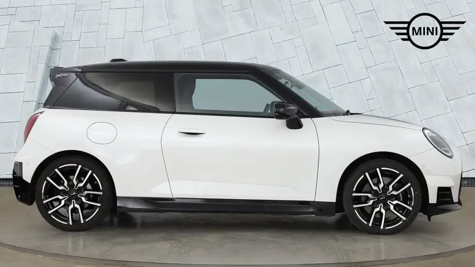 Used Mini Cooper Hatch 133 kW (181 HP) 2024 White Hatchback