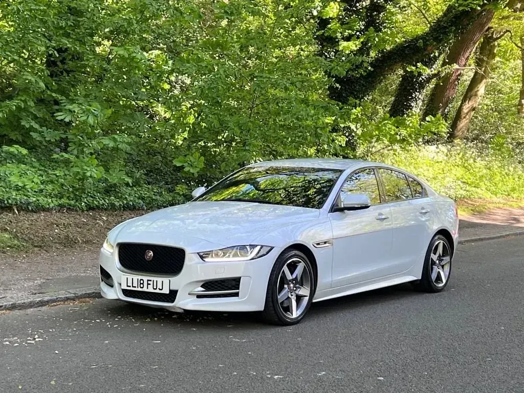 Używany Jaguar XE Ingenium 200 KM (147 kW) 2018 Biały Sedan/Limuzyna