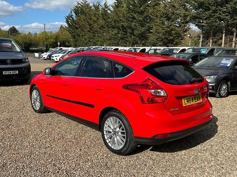 Used Ford Focus Zetec 125 HP (91 kW) 2014 Red Hatchback