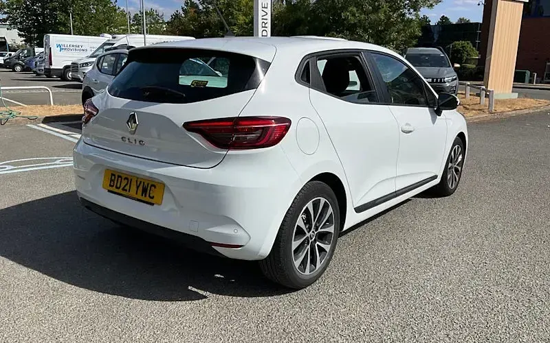 Used Renault Clio Iconic 90 HP (66 kW) 2021 White Hatchback