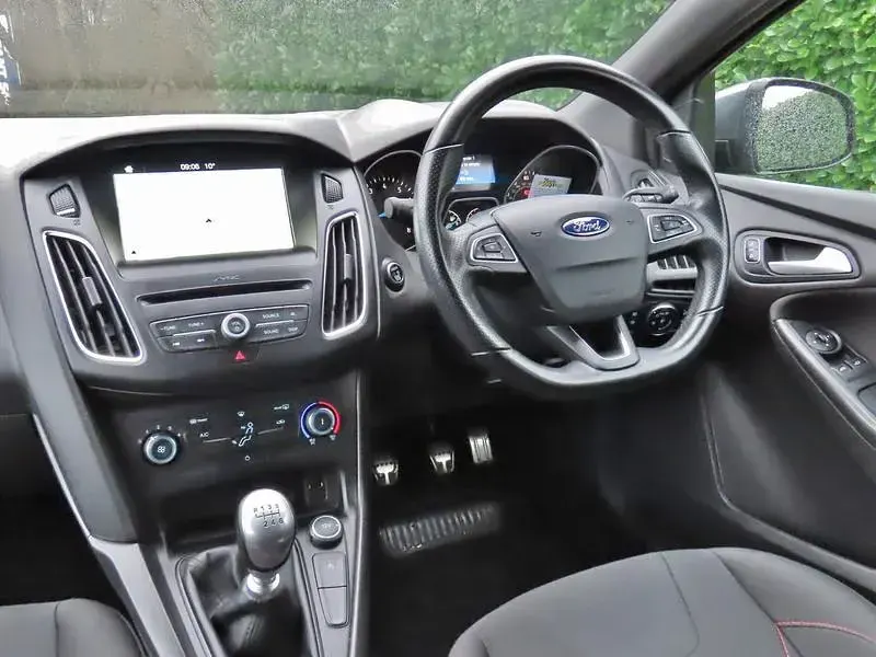 Used Ford Focus ST-Line 140 HP (102 kW) 2018 Grey Hatchback