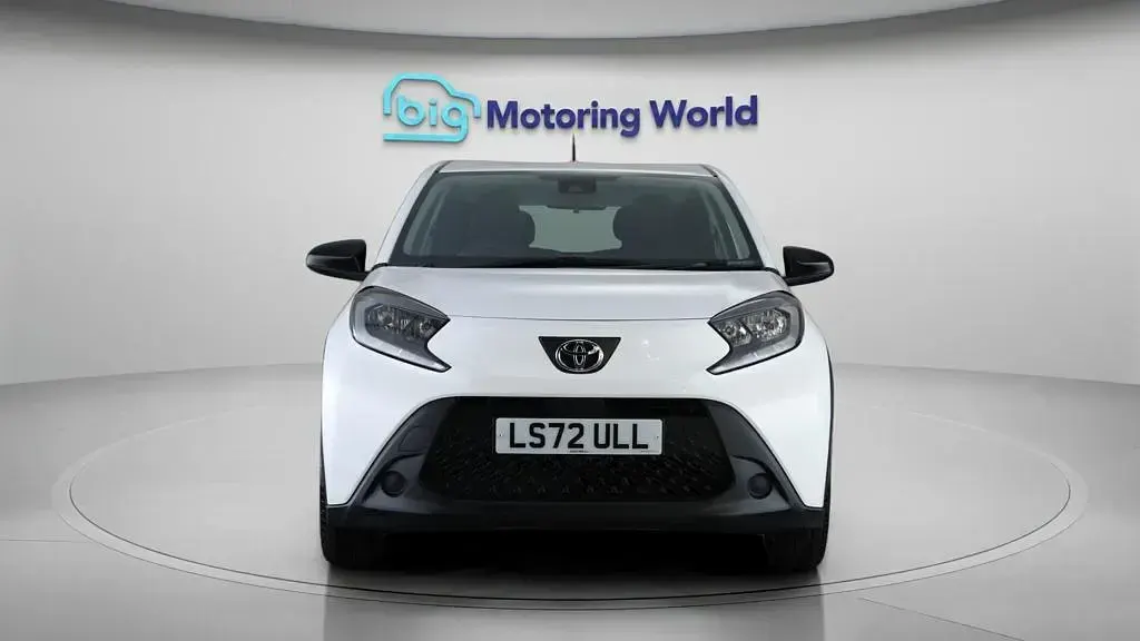 Used Toyota Aygo X PURE 72 HP (52 kW) 2022 White SUV
