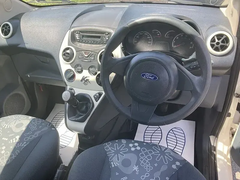 Used Ford Ka 69 HP (50 kW) 2010 White Hatchback