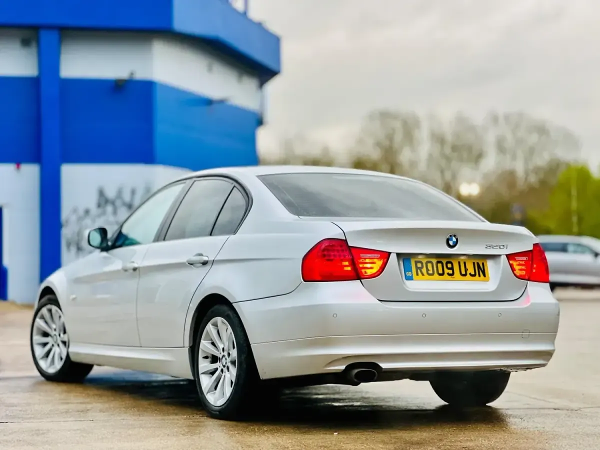 Usado BMW 320 170 CV (125 kW) 2009 Plateado Berlina