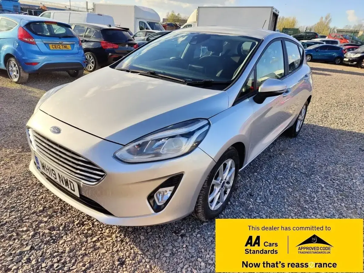 Usado Ford Fiesta Zetec 100 HP (73 kW) 2019 Prateado Citadino