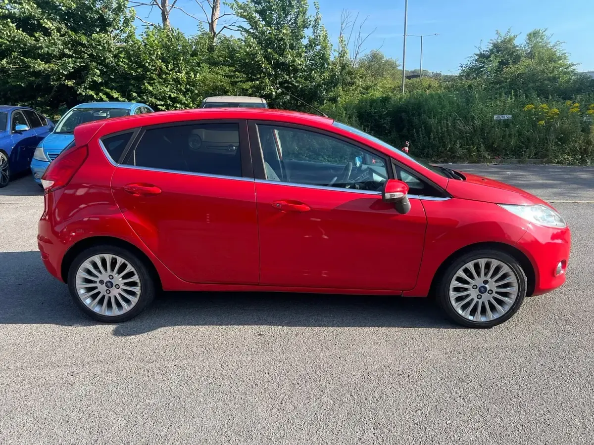 Used Ford Fiesta Titanium 96 HP (70 kW) 2011 Red Hatchback