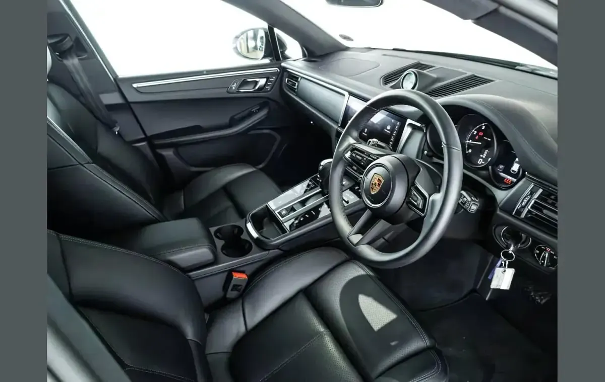 Used Porsche Macan 261 HP (191 kW) 2025 Black SUV