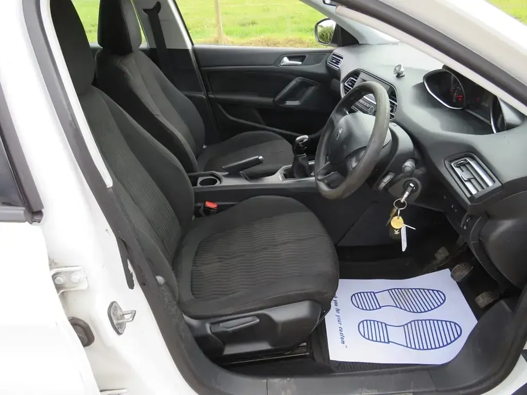 Gebraucht Peugeot 308 Access 100 PS (73 kW) 2017 Weiß Kleinwagen