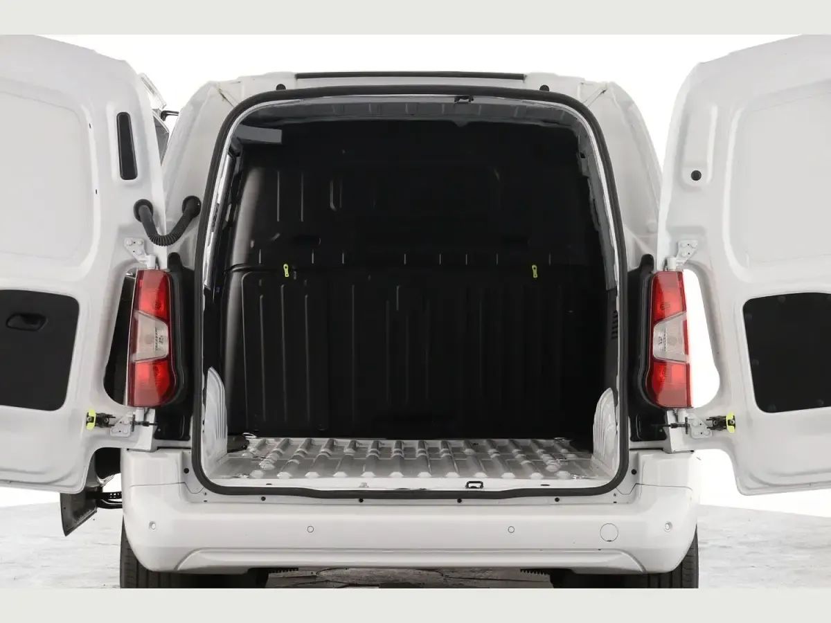 Used Vauxhall Combo 100 kW (136 HP) 2024 White MPV