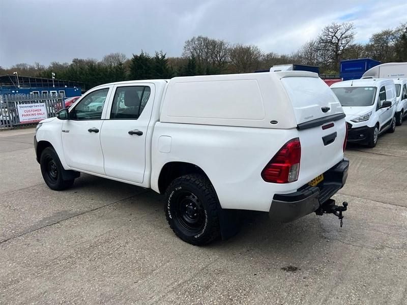 Used Toyota HiLux Active 150 HP (110 kW) 2019 White Pickup