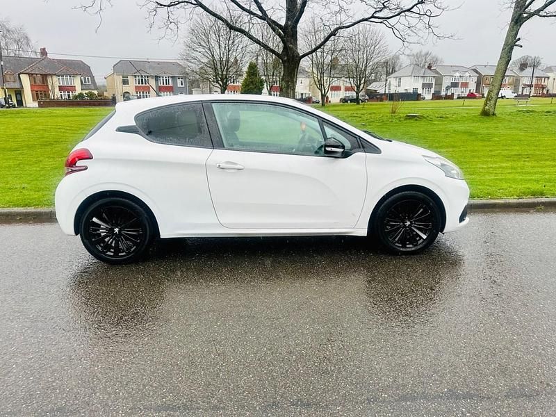 Used Peugeot 208 80 HP (58 kW) 2017 White Hatchback