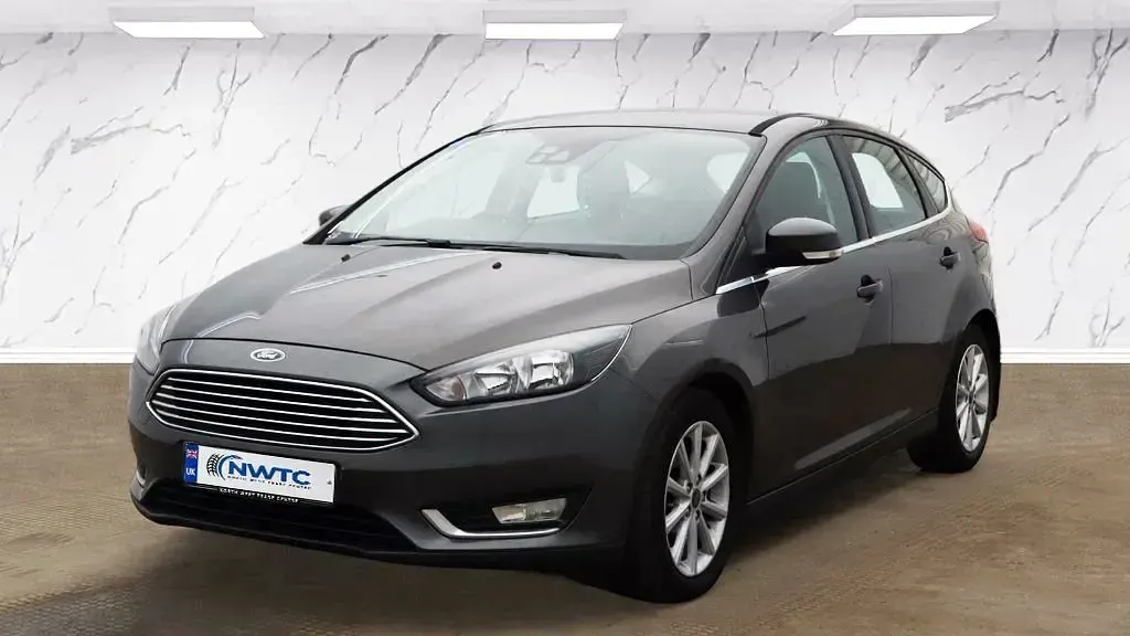 Used Ford Focus Titanium 125 HP (91 kW) 2015 Grey Hatchback