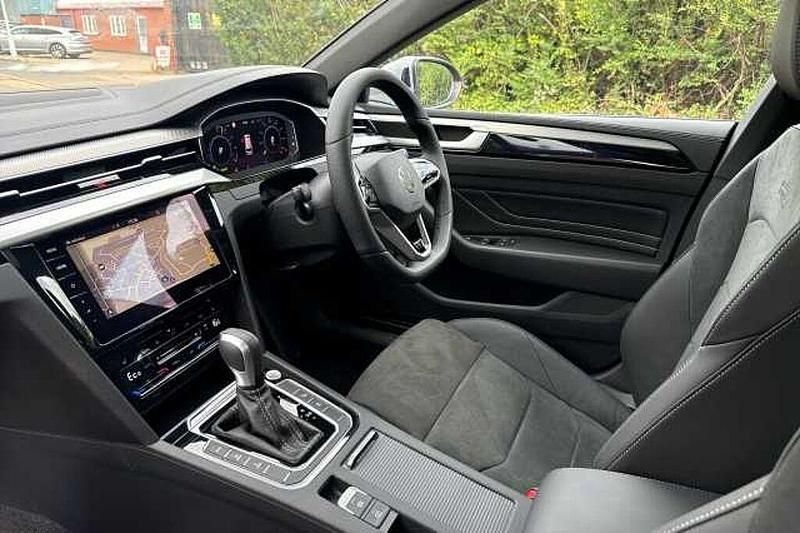 Usado VW Arteon R-line 218 HP (160 kW) 2025 Cinzento Carrinha