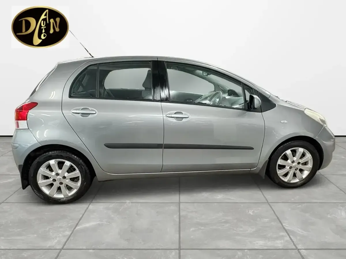 Used Toyota Yaris 101 HP (74 kW) 2009 Silver Hatchback