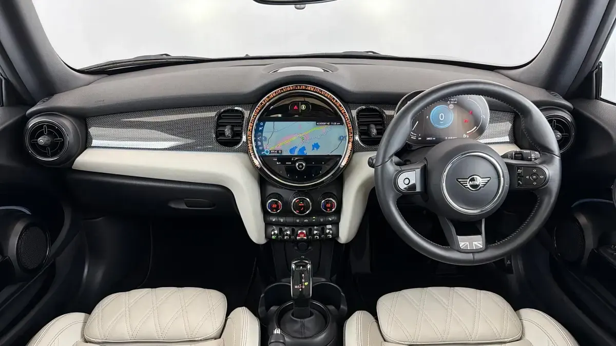 Usado Mini Cooper Exclusive 134 HP (98 kW) 2023 Preto Citadino