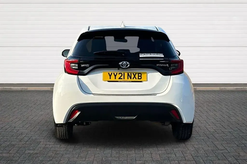 Used Toyota Yaris Design 116 HP (85 kW) 2021 White Hatchback