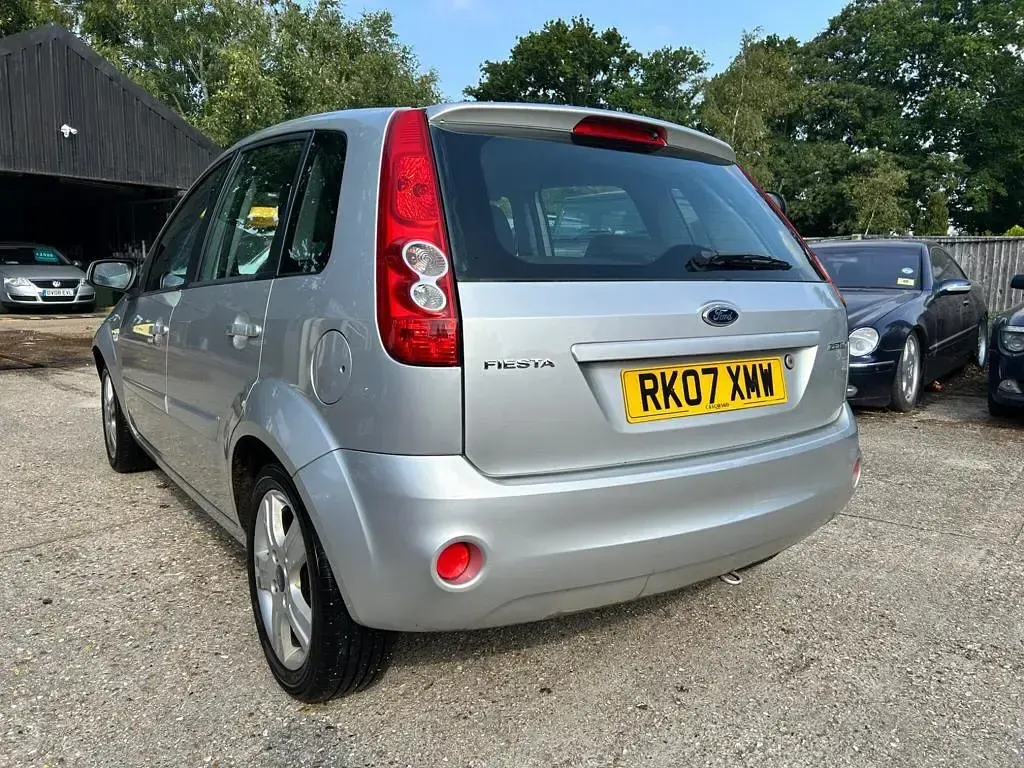 Used Ford Fiesta Zetec 80 HP (58 kW) 2007 Silver Hatchback