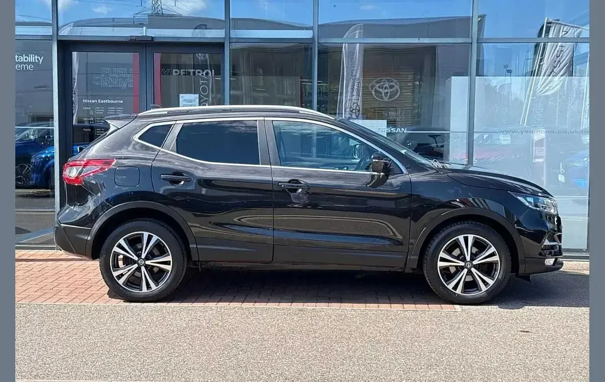 Used Nissan Qashqai N-Connecta 115 HP (84 kW) 2017 Black SUV