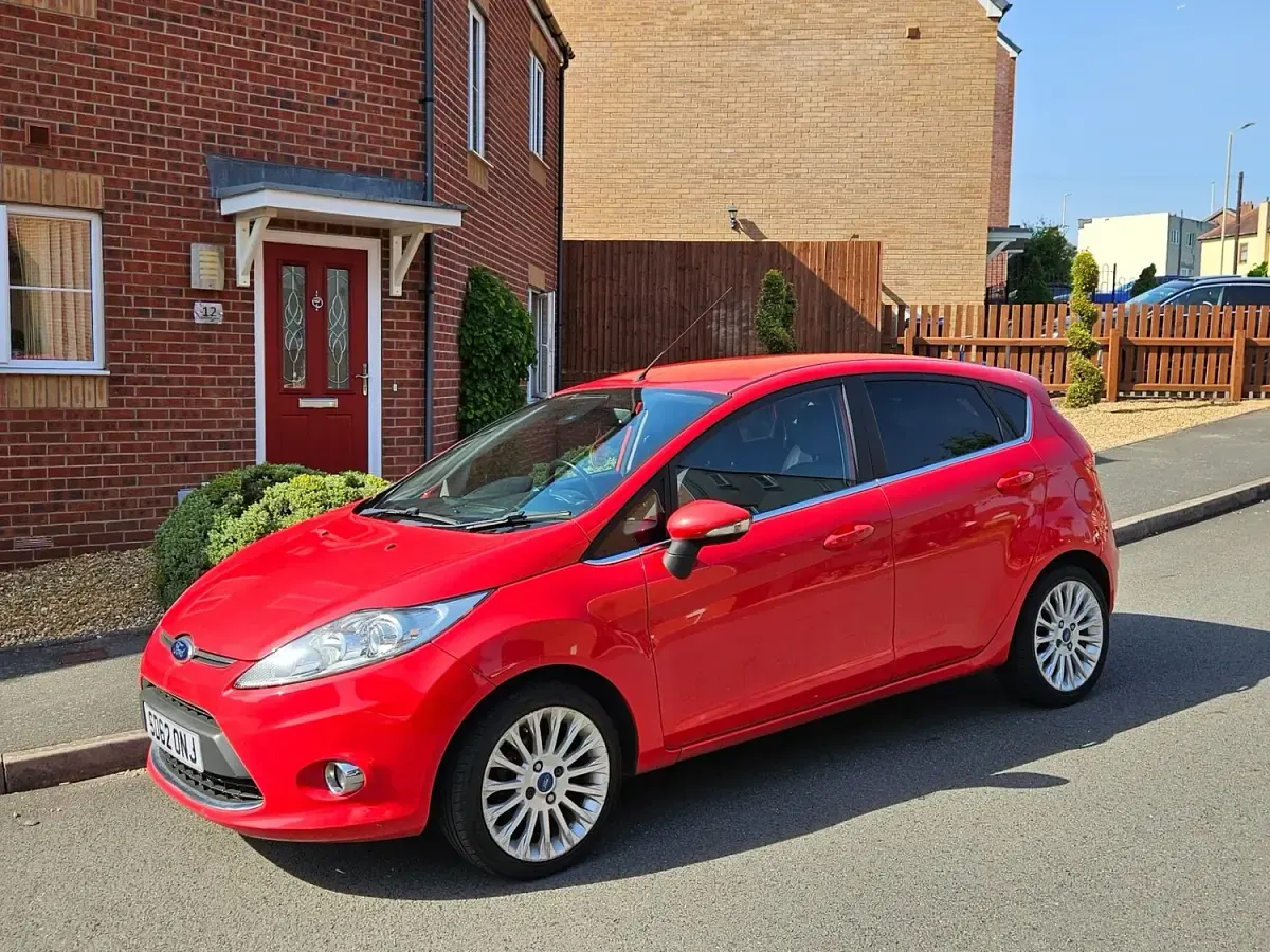 Used Ford Fiesta Titanium 96 HP (70 kW) 2012 Red Hatchback