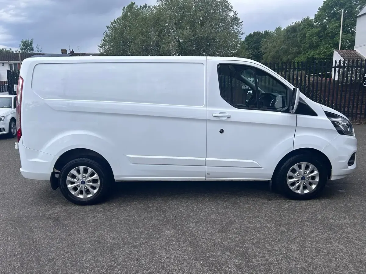 Used Ford Transit Custom Limited 130 HP (95 kW) 2022 White Van