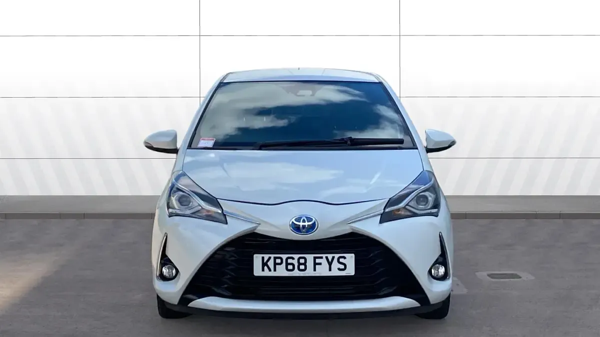 Used Toyota Yaris 101 HP (74 kW) 2018 White Hatchback